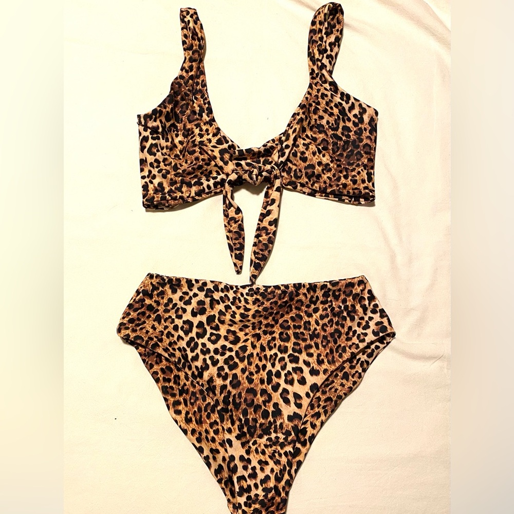 Merrilees Swim suit Leopard Print Laguna Beach Never worn Top M 
Bottoms L